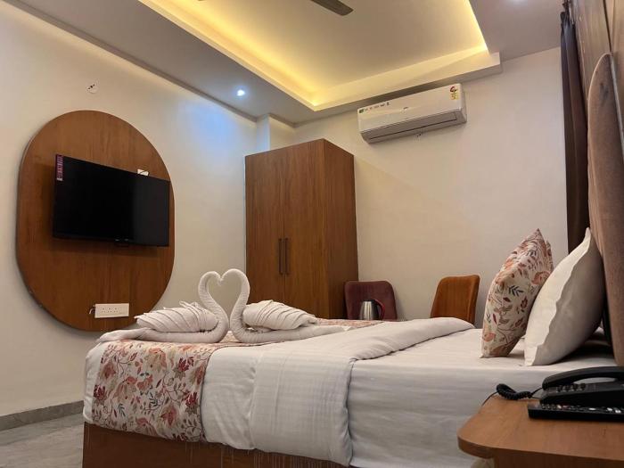 revelon grand hotel