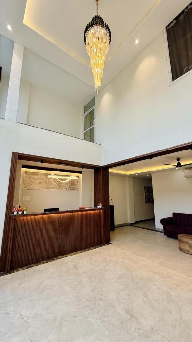 revelon grand hotel