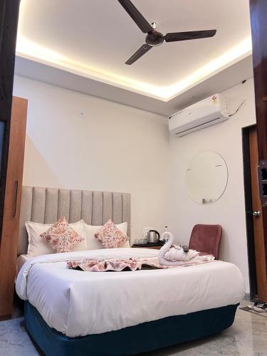 revelon grand hotel