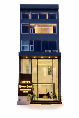 revelon grand hotel