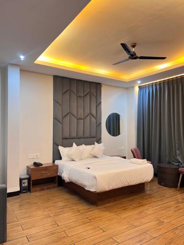 revelon grand hotel