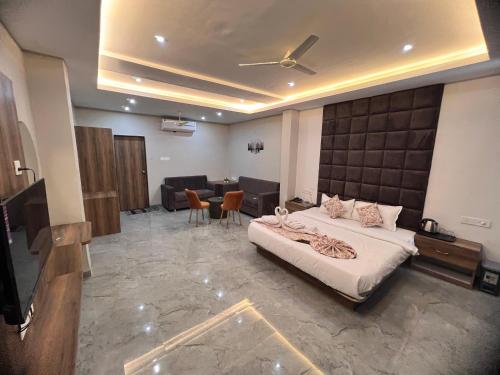 revelon grand hotel
