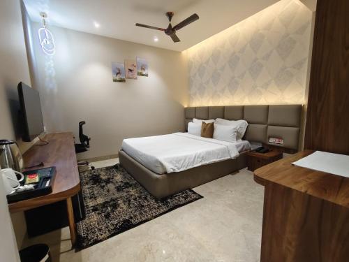 Hotel The Crown Town,,3 star