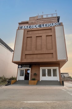 lakeside leisure
