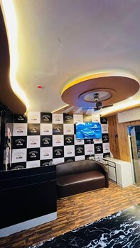 Cheers Club & Hotel,,2 star