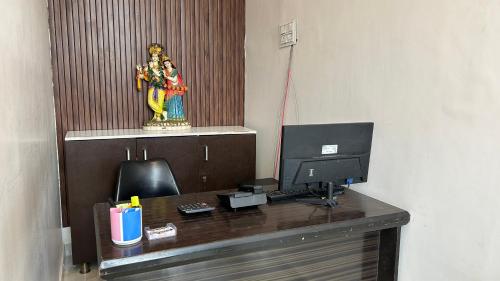 hotel vivaan walk to banke bihari temple