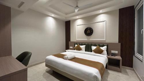 hotel vivaan walk to banke bihari temple