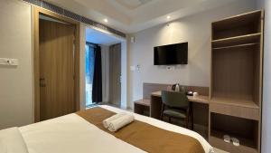 hotel vivaan walk to banke bihari temple