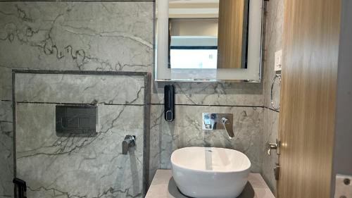 hotel vivaan walk to banke bihari temple