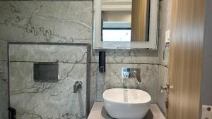 hotel vivaan walk to banke bihari temple