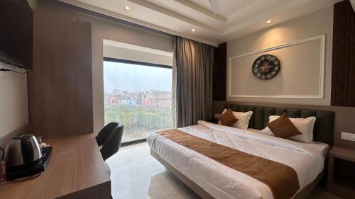 hotel vivaan walk to banke bihari temple