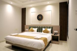 hotel vivaan walk to banke bihari temple