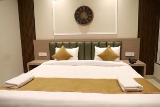 hotel vivaan walk to banke bihari temple