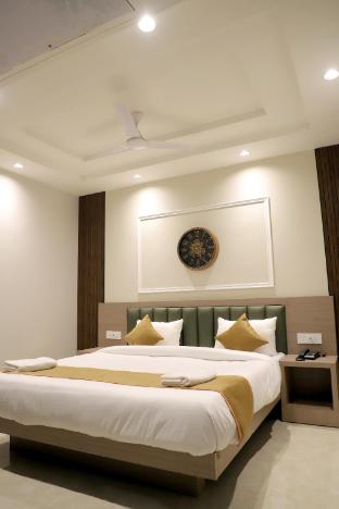 hotel vivaan walk to banke bihari temple