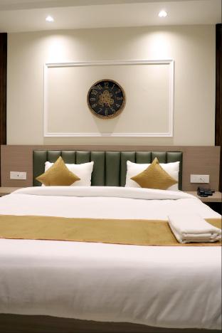 hotel vivaan walk to banke bihari temple