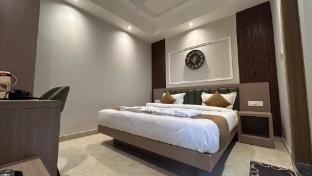 hotel vivaan walk to banke bihari temple