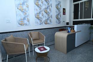 Hotel 7 Door,,3 star