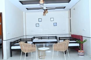 Hotel 7 Door,,3 star