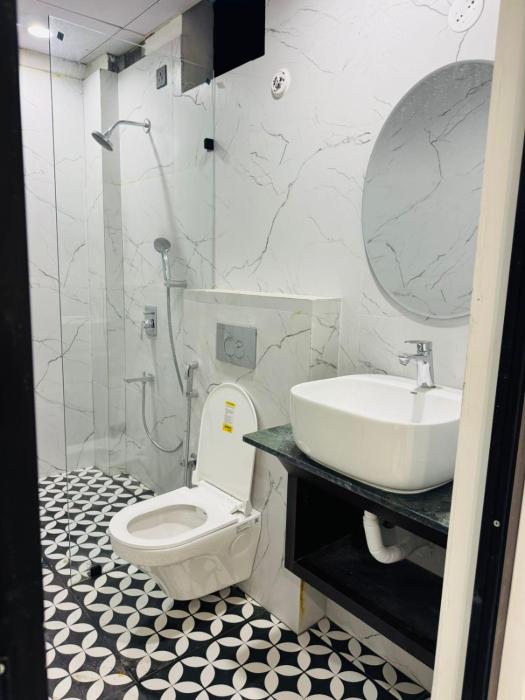 the 5 story hotel hitec city