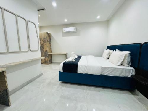 the 5 story hotel hitec city