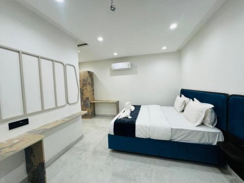 the 5 story hotel hitec city