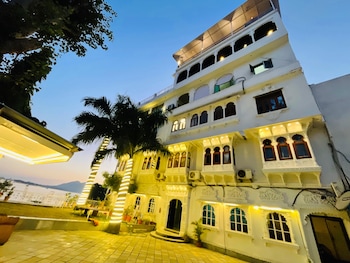 The Lake Haveli,,2 star