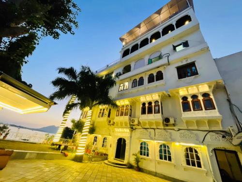 The Lake Haveli,,2 star