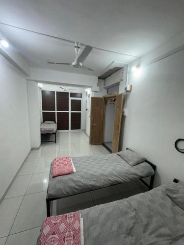 Mahayaatri Niwas,,2 star