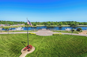 hilton garden inn suffolk riverfront