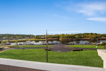 hilton garden inn suffolk riverfront