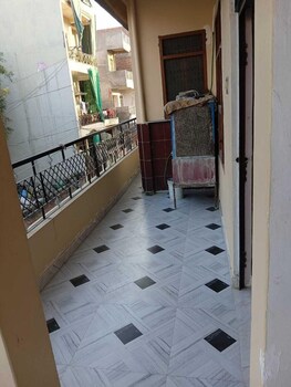 Shri Hari Sadan,,2 star