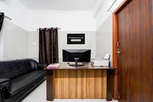 Super Townhouse Coimbatore International Airport Formerly Mk Elegance Inn,,4 star