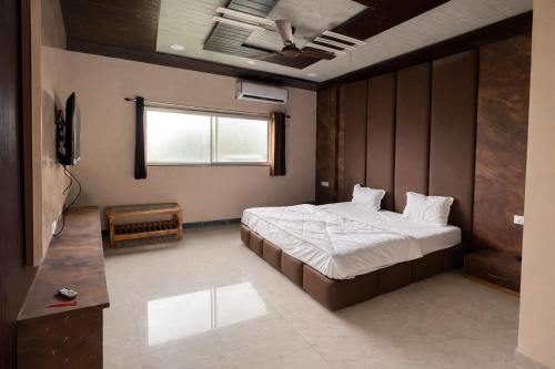 The Golden Wings Hotel,,2 star