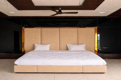 the golden wings hotel