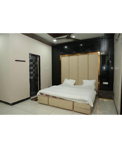 the golden wings hotel