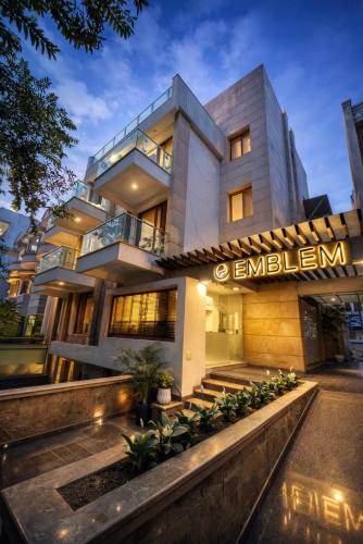 emblem arjun marg golf course road