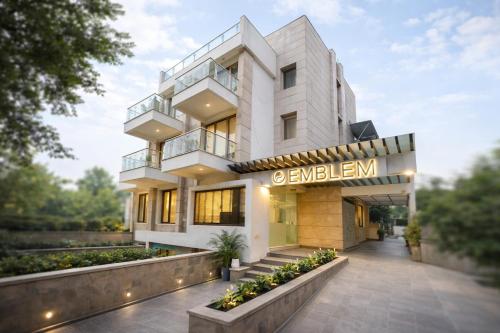 emblem arjun marg golf course road