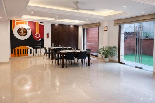 emblem arjun marg golf course road