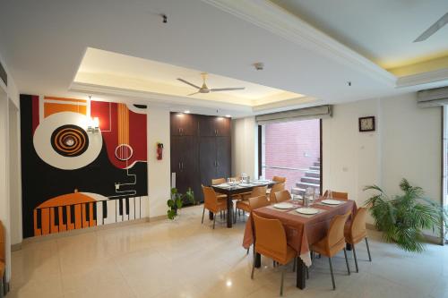 emblem arjun marg golf course road