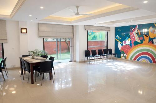 emblem arjun marg golf course road