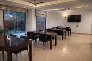 emblem arjun marg golf course road