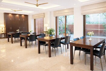 emblem arjun marg golf course road