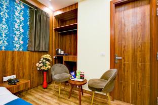 hotel rosewood suites near igi airport
