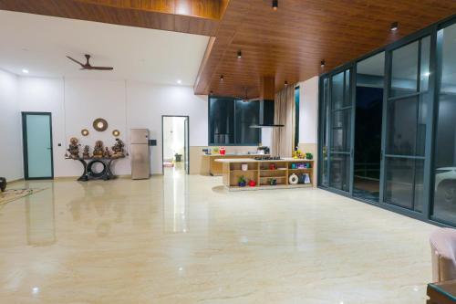 oakwood resorts and farms manesar binola