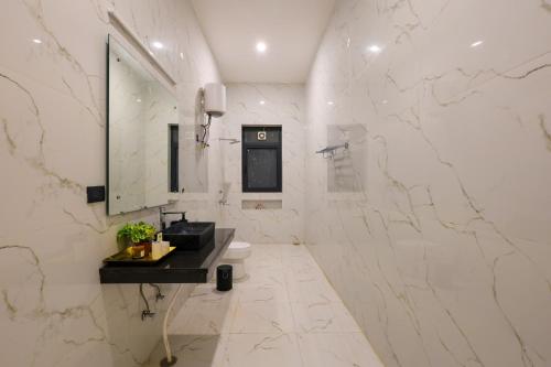 oakwood resorts and farms manesar binola