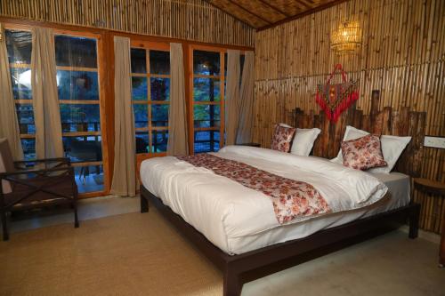 the breeze riverside resort