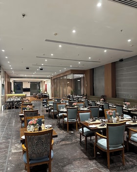hoxton hotels and resorts