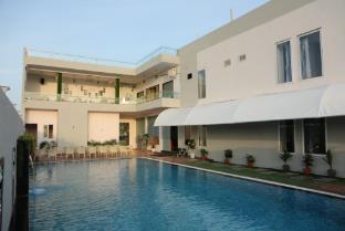 hotel lakeview resort and restro indor