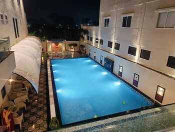 hotel lakeview resort and restro indor