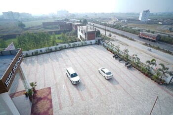 Avdhesh Palace,,2 star